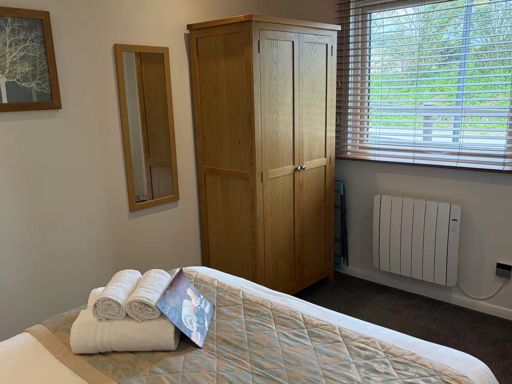 One Bedroom Lodge with Patio 6
