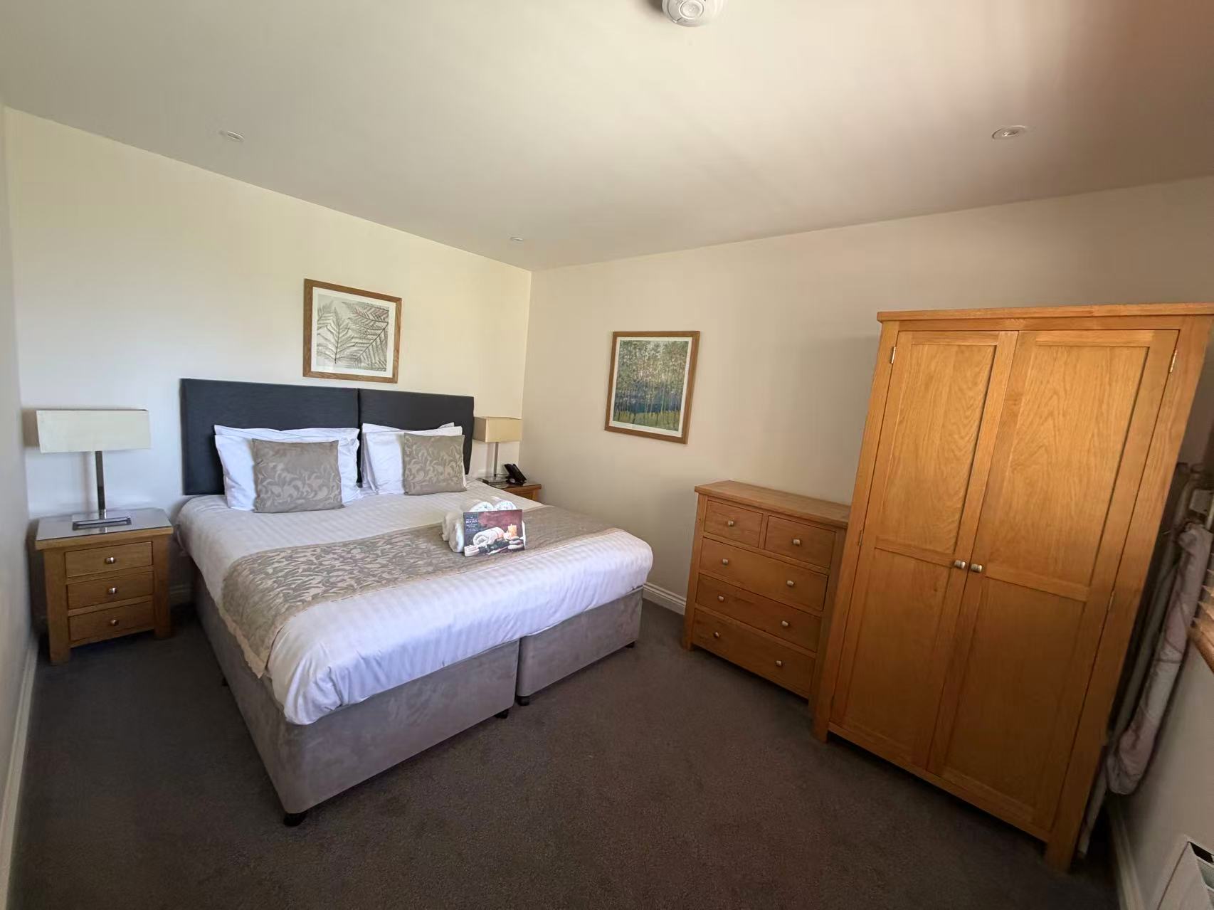 Two bedroom Lodge with Patio 7