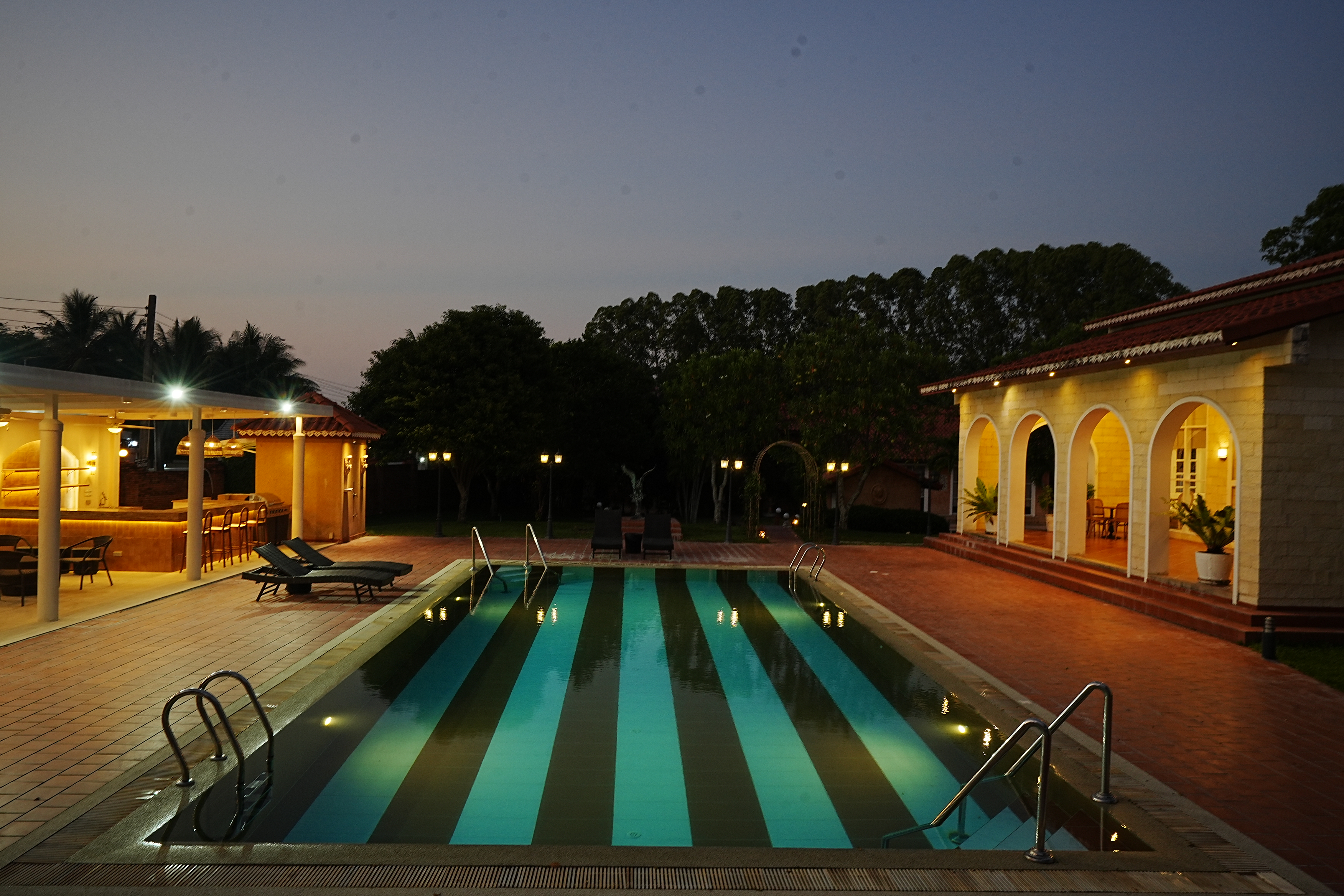 Double Room with Pool View 11