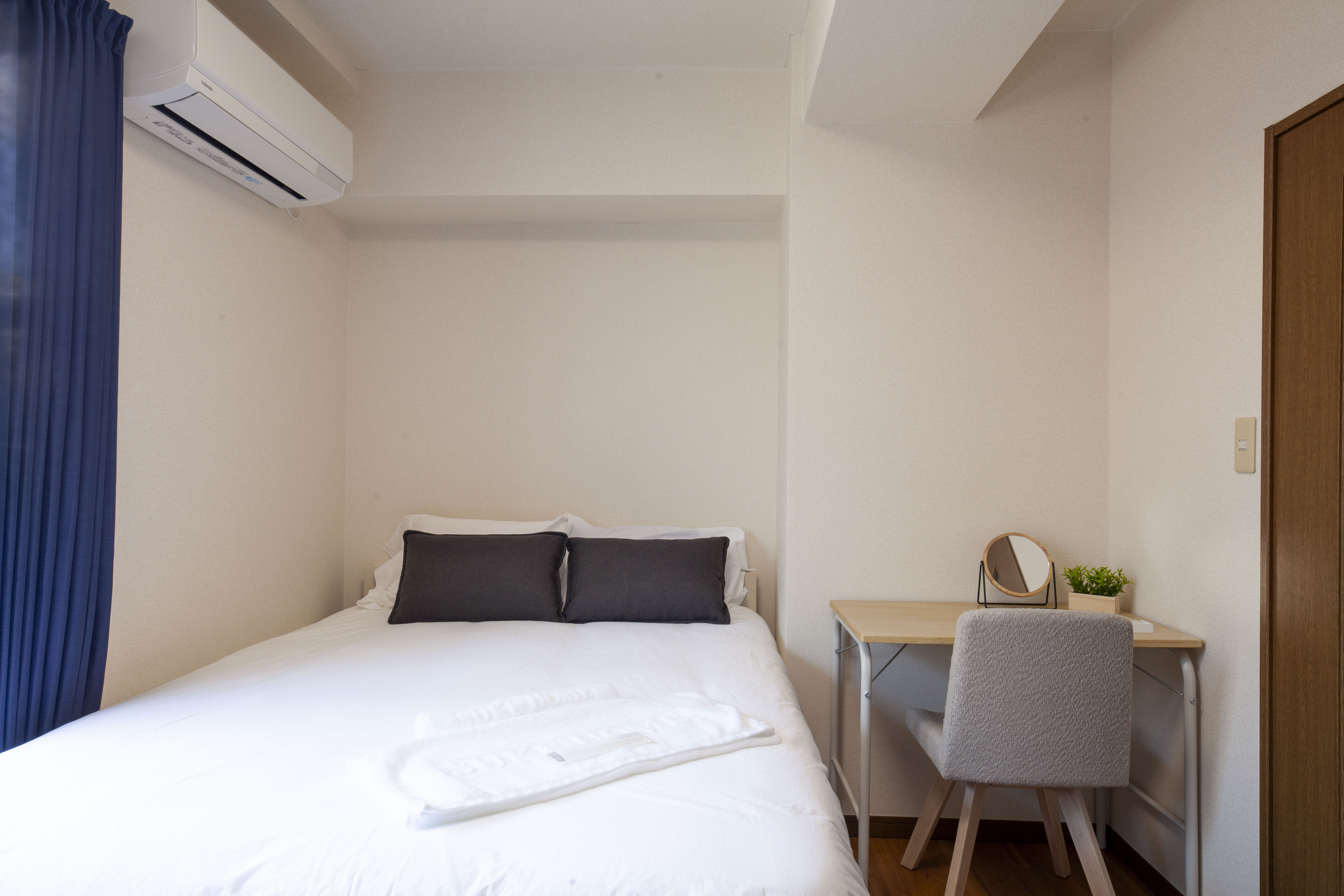 (601) Spacious Double Room for 2–4 Guests 12