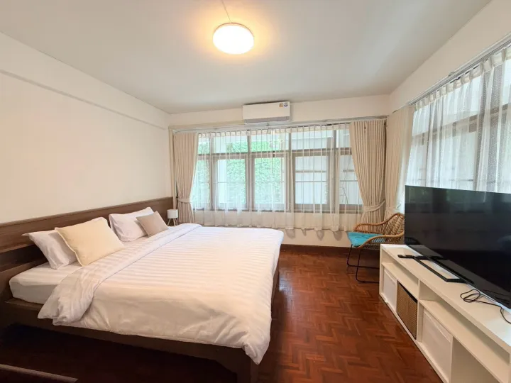 Queen Room with Balcony-4